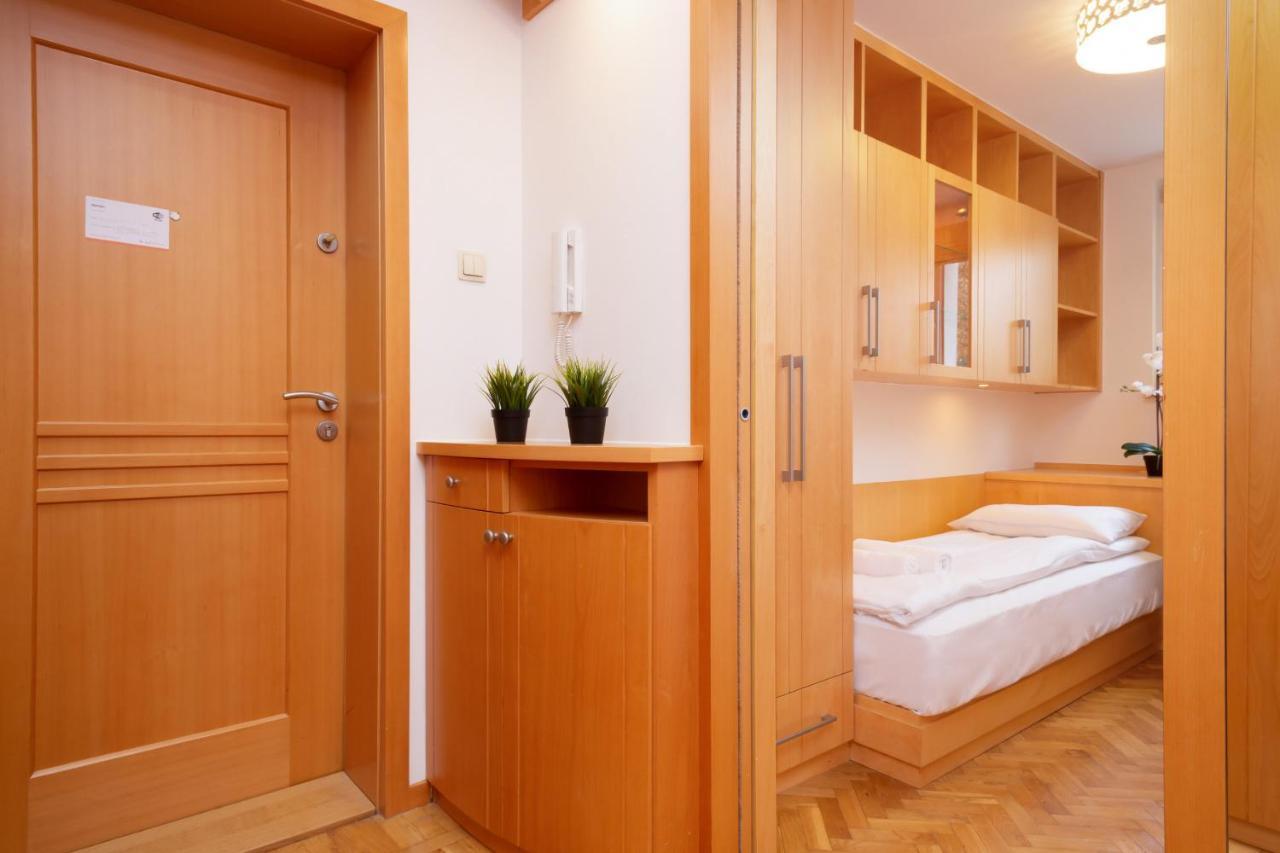Two-Bedroom Family Apartment Esperanto Next To Klif By Renters Варшава Екстер'єр фото