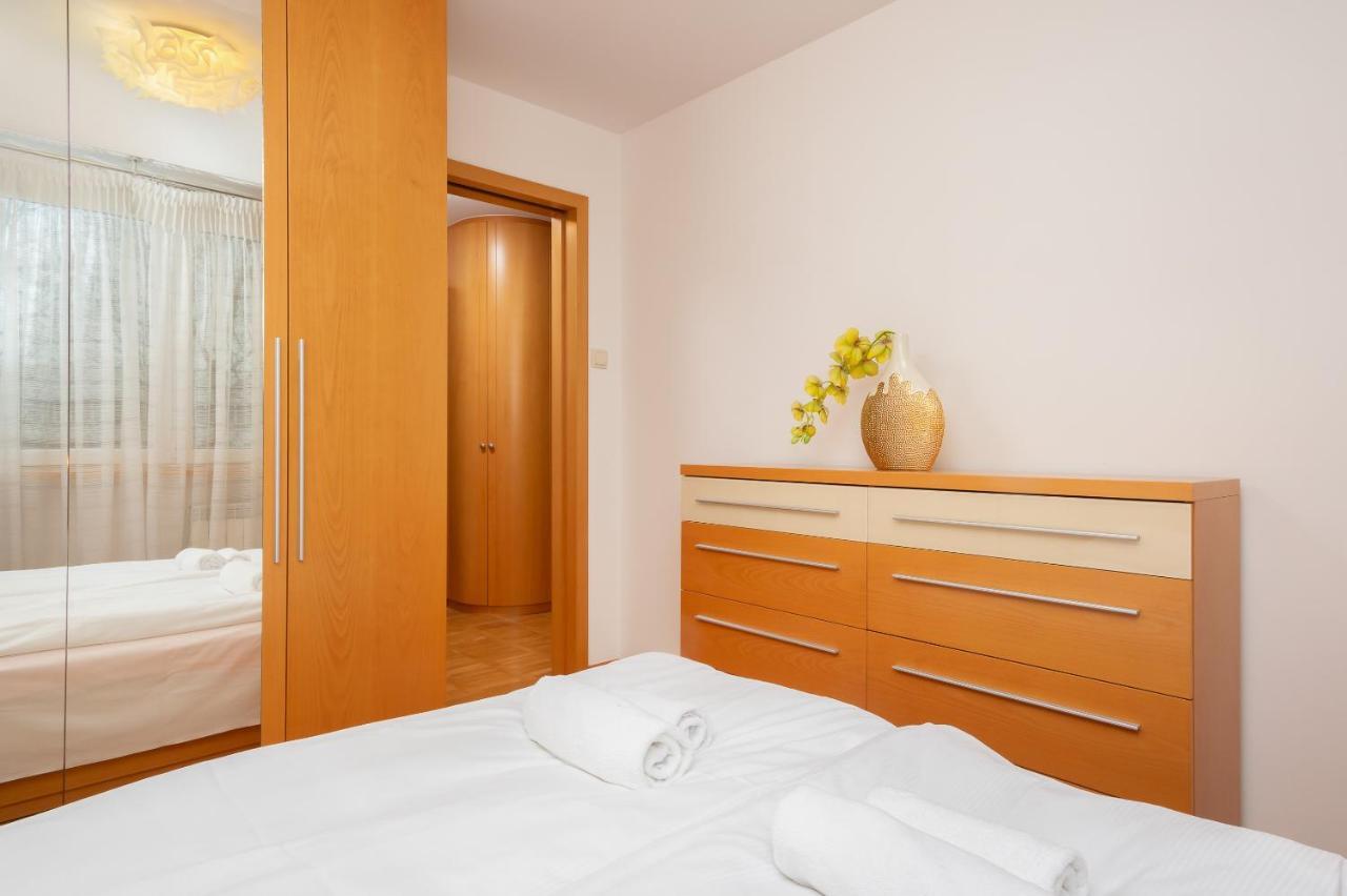 Two-Bedroom Family Apartment Esperanto Next To Klif By Renters Варшава Екстер'єр фото