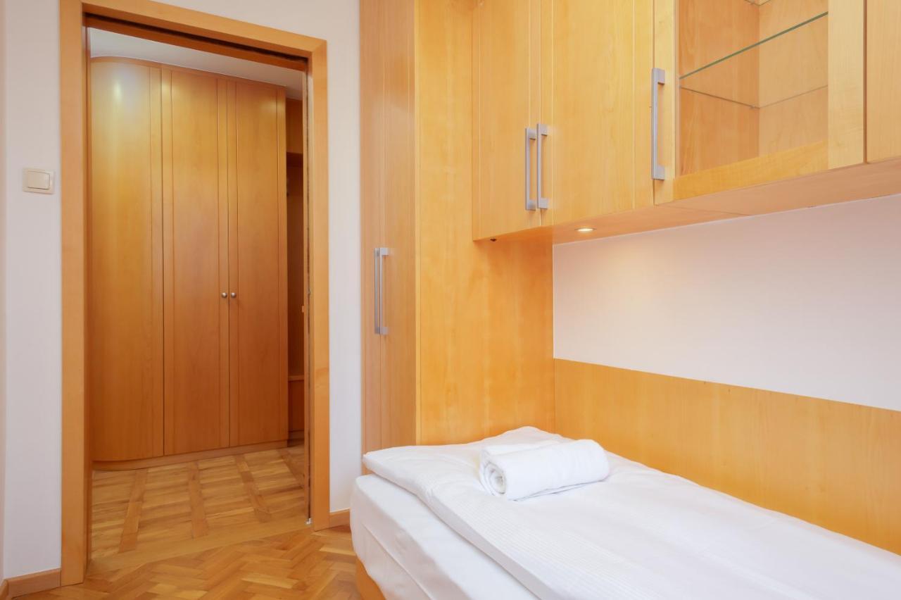 Two-Bedroom Family Apartment Esperanto Next To Klif By Noclegi Renters Варшава Екстер'єр фото